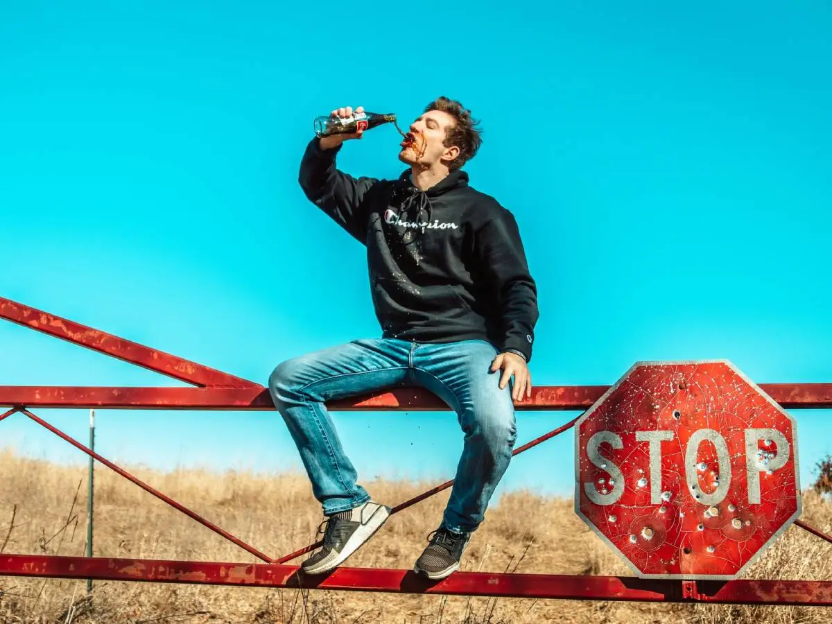 мужское движение. мужчины идущие своим путем. мужчина на распутье. дорога к цели. мужчины идущие своим путем.